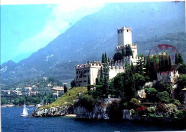 �Ӷ������ͼ.����ɫ�������ϲ�ķ��ŵذ���(ARCO).�м�������Ƭ��ָ�����������ڳ�(MALCESINE),��������ʷ����ά����(VERONA,����ŷ������Ҷ���µķ�Դ��)